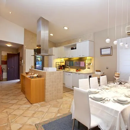 Sleeps 8 Pool Air Con Wifi Gondomar