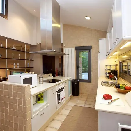Villa Sleeps 8 Pool Air Con Wifi *