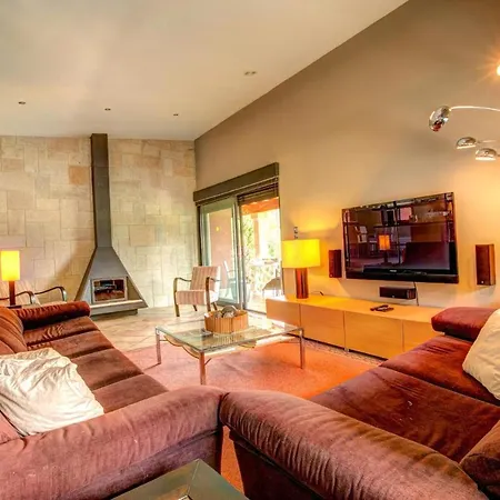 Villa Sleeps 8 Pool Air Con Wifi *
