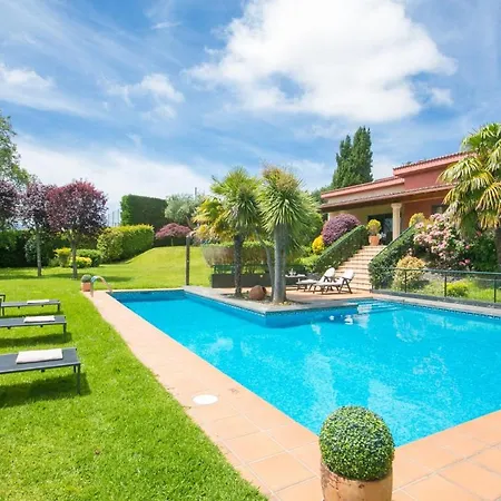 Sleeps 8 Pool Air Con Wifi