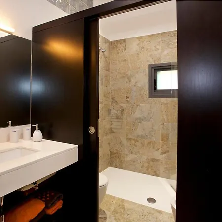 Villa Sleeps 8 Pool Air Con Wifi *